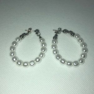 SALE!!!PEARL SILVER TONE EARRINGS BRAND NEW ONLY $10